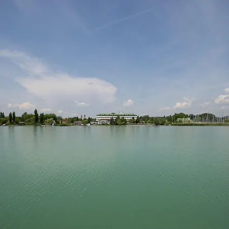 Marina Port 4*